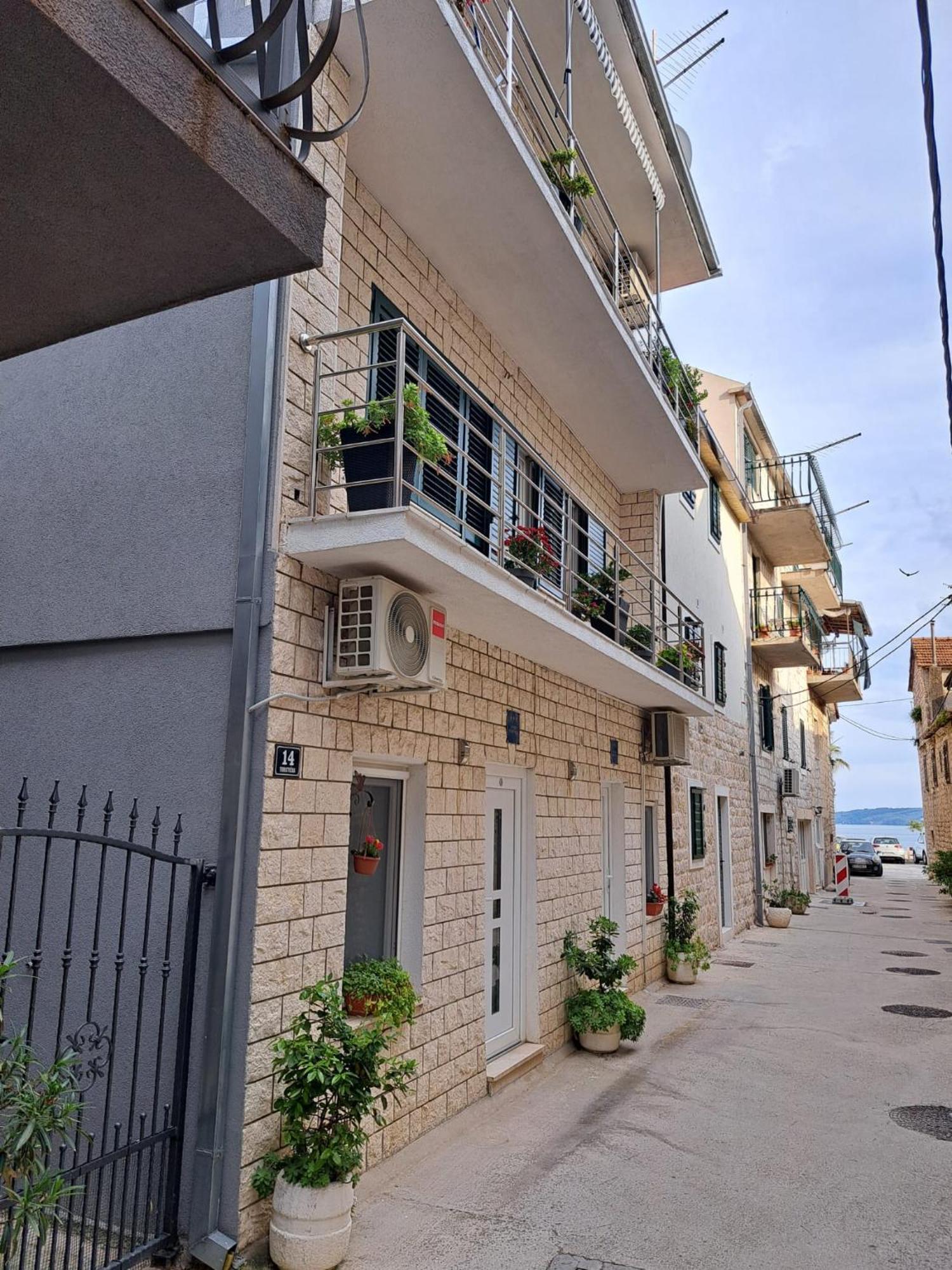 Studio Apartment Legcevic Kaštela Exteriör bild